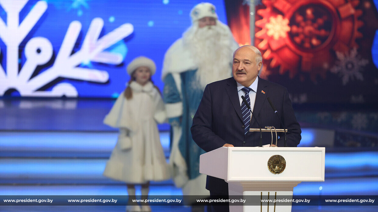 Лукашенко вручил подарок Деду Морозу во Дворце Республики