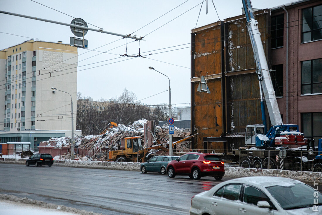 Бордовый дом на Хоружей – почти все. Посмотрели, как в центре Минска сносят здание ради метро