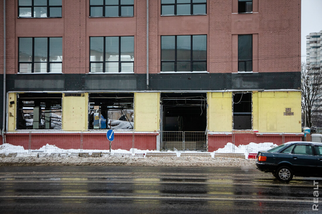 Бордовый дом на Хоружей – почти все. Посмотрели, как в центре Минска сносят здание ради метро