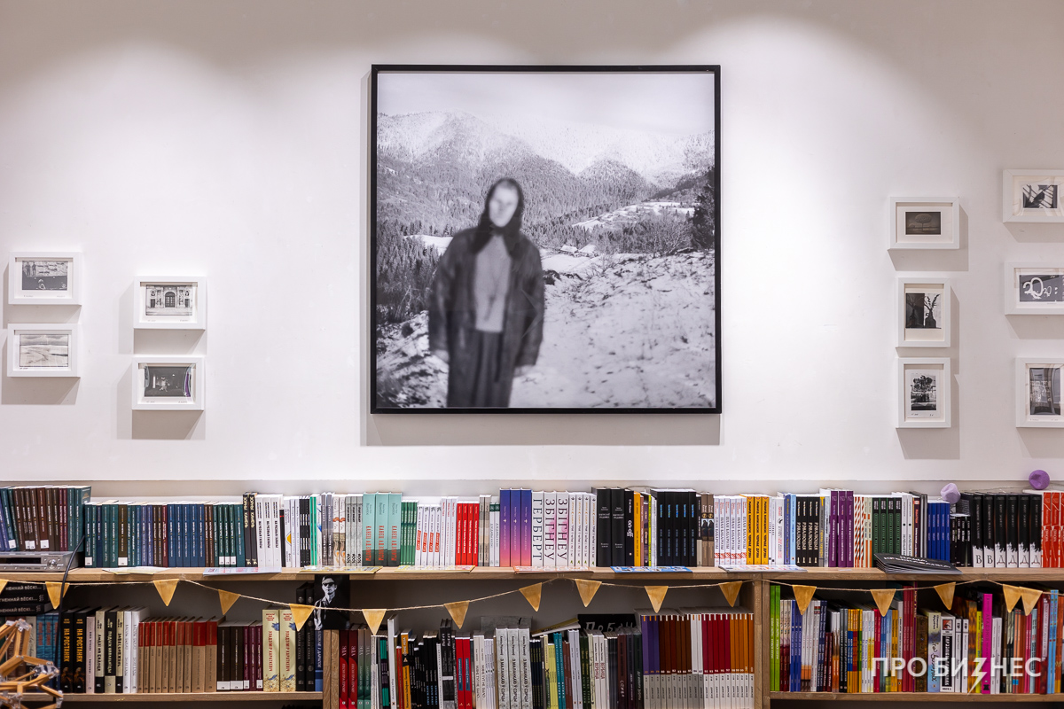 «Один парень расстался с девушкой, когда стал читать книги, — не смог общаться с ней дальше». Директор книжного магазина рассказала о бизнесе, клиентах и молодежи