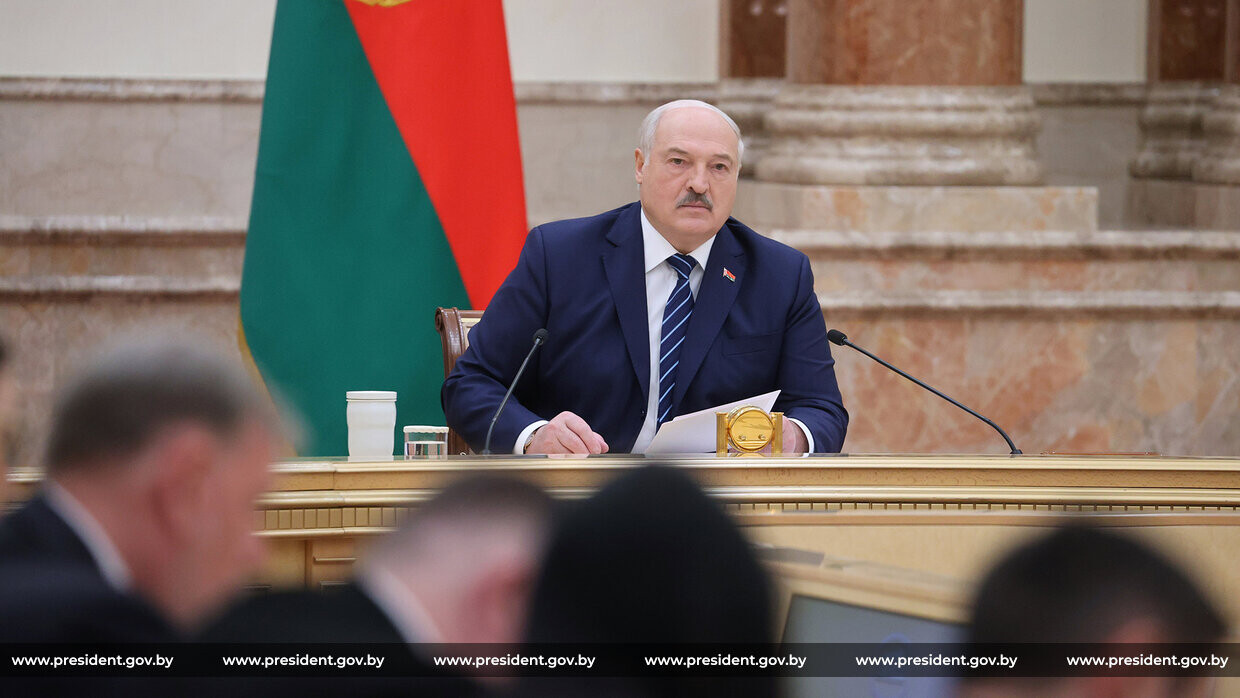 Лукашенко поручил до сентября устранить проблемы в системе образования