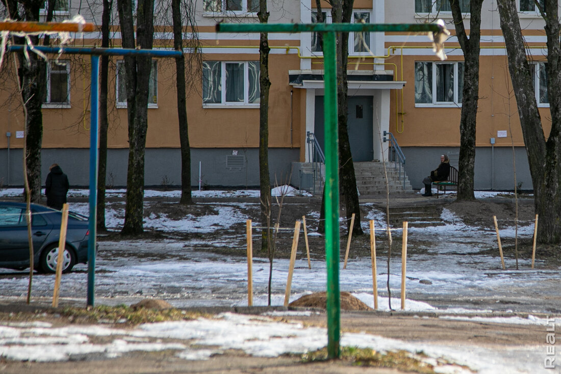 «К нам приблизилась цивилизация». Как живут люди в советских домах под боком у «Левады»