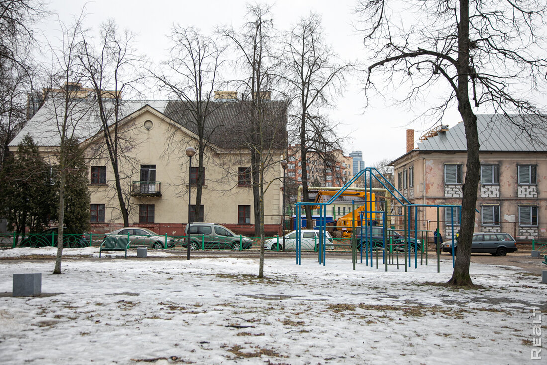 Собирались снести, а теперь реконструируют. В центре Минска начали обновлять старые двухэтажки