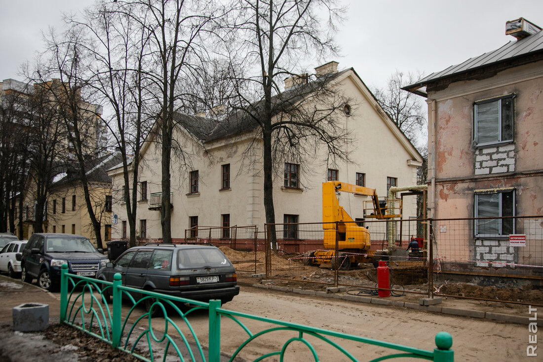 Собирались снести, а теперь реконструируют. В центре Минска начали обновлять старые двухэтажки