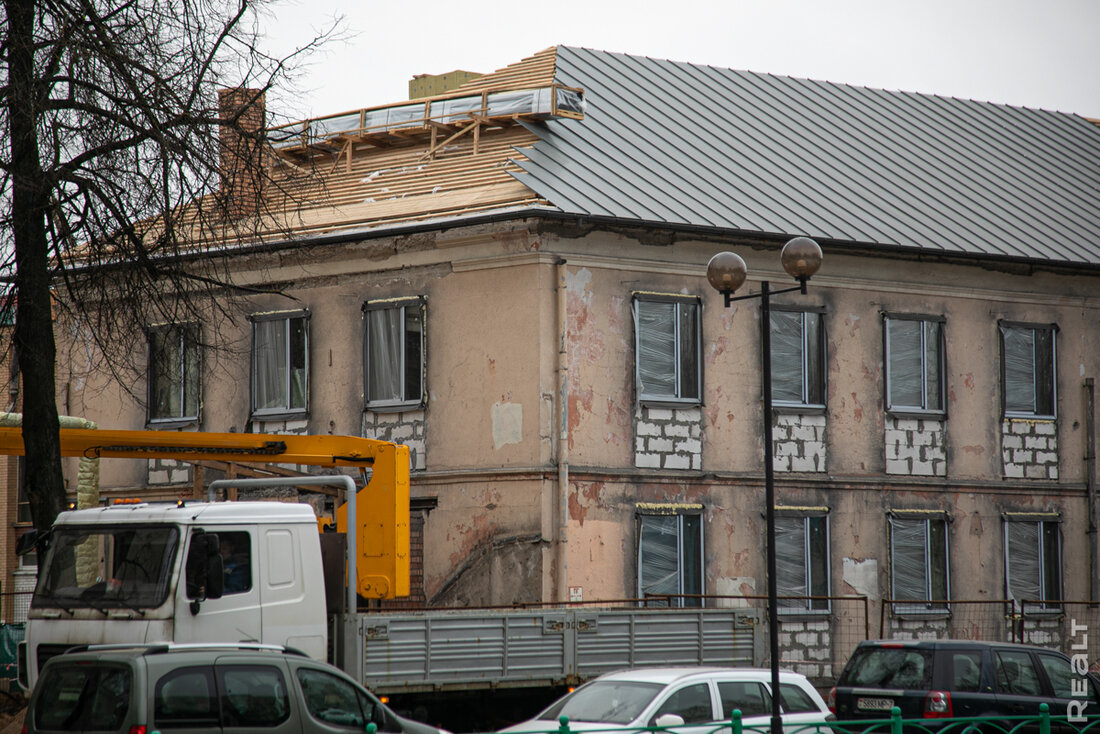 Собирались снести, а теперь реконструируют. В центре Минска начали обновлять старые двухэтажки
