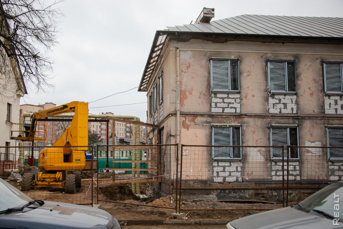 Собирались снести, а теперь реконструируют. В центре Минска начали обновлять старые двухэтажки