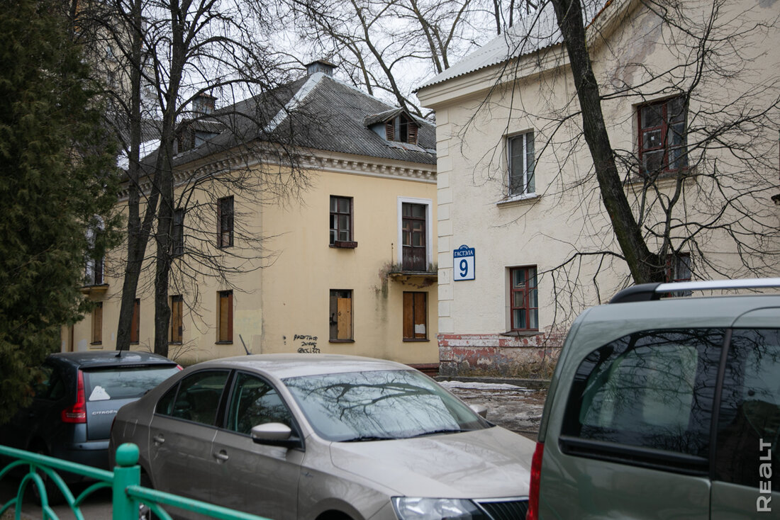 Собирались снести, а теперь реконструируют. В центре Минска начали обновлять старые двухэтажки