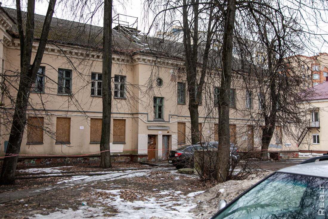 Собирались снести, а теперь реконструируют. В центре Минска начали обновлять старые двухэтажки