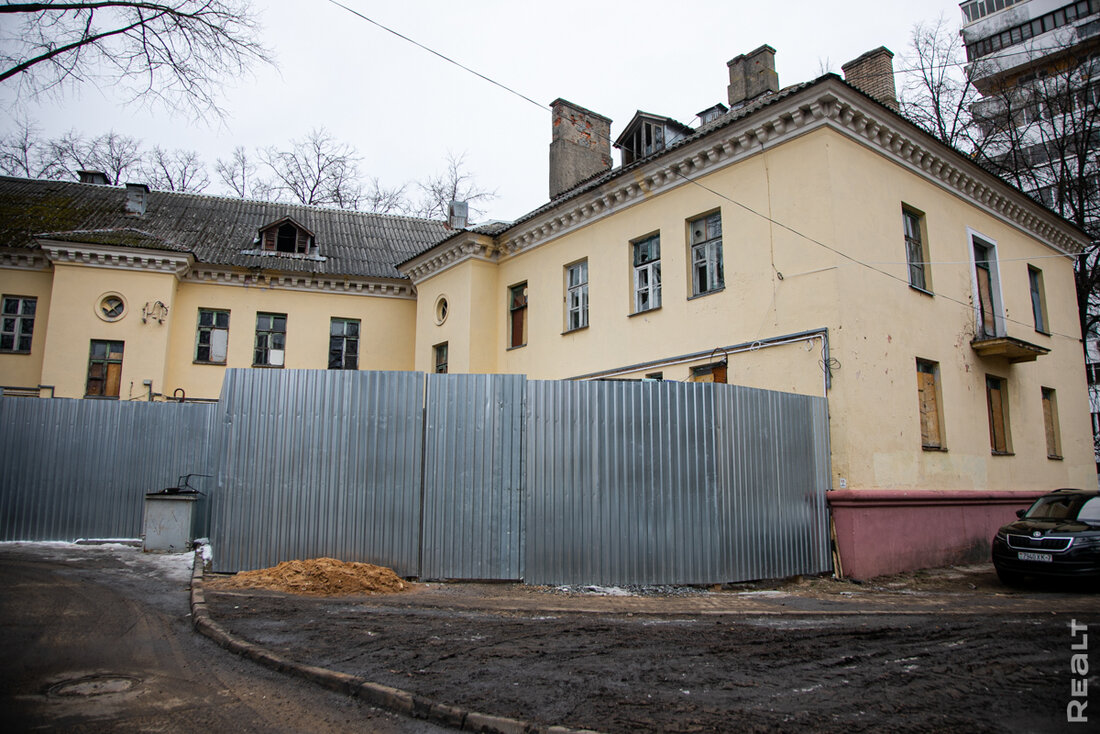 Собирались снести, а теперь реконструируют. В центре Минска начали обновлять старые двухэтажки