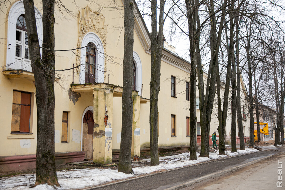 Собирались снести, а теперь реконструируют. В центре Минска начали обновлять старые двухэтажки