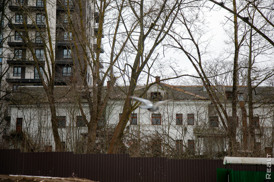Собирались снести, а теперь реконструируют. В центре Минска начали обновлять старые двухэтажки