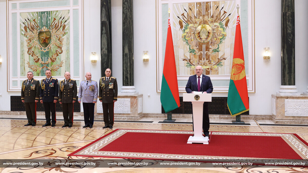 Лукашенко вручил госнаграды и погоны высшему офицерскому составу Беларуси