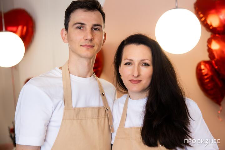 ФОТО: «Все думали, что здесь будет шаурма». Как магистр технических наук вместе с мужем продает французские десерты в Заводском районе <a href=