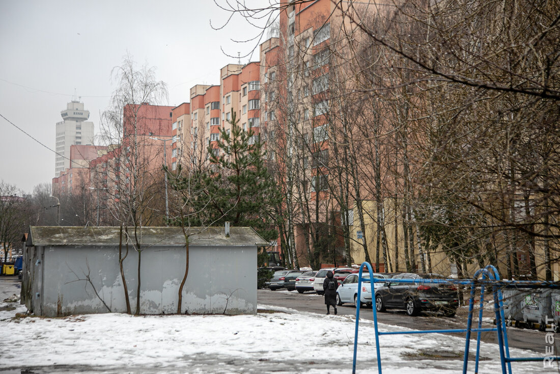 "Сюда заселяли элиту и интеллигенцию". Как живется в том самом "Красном доме" в Минске