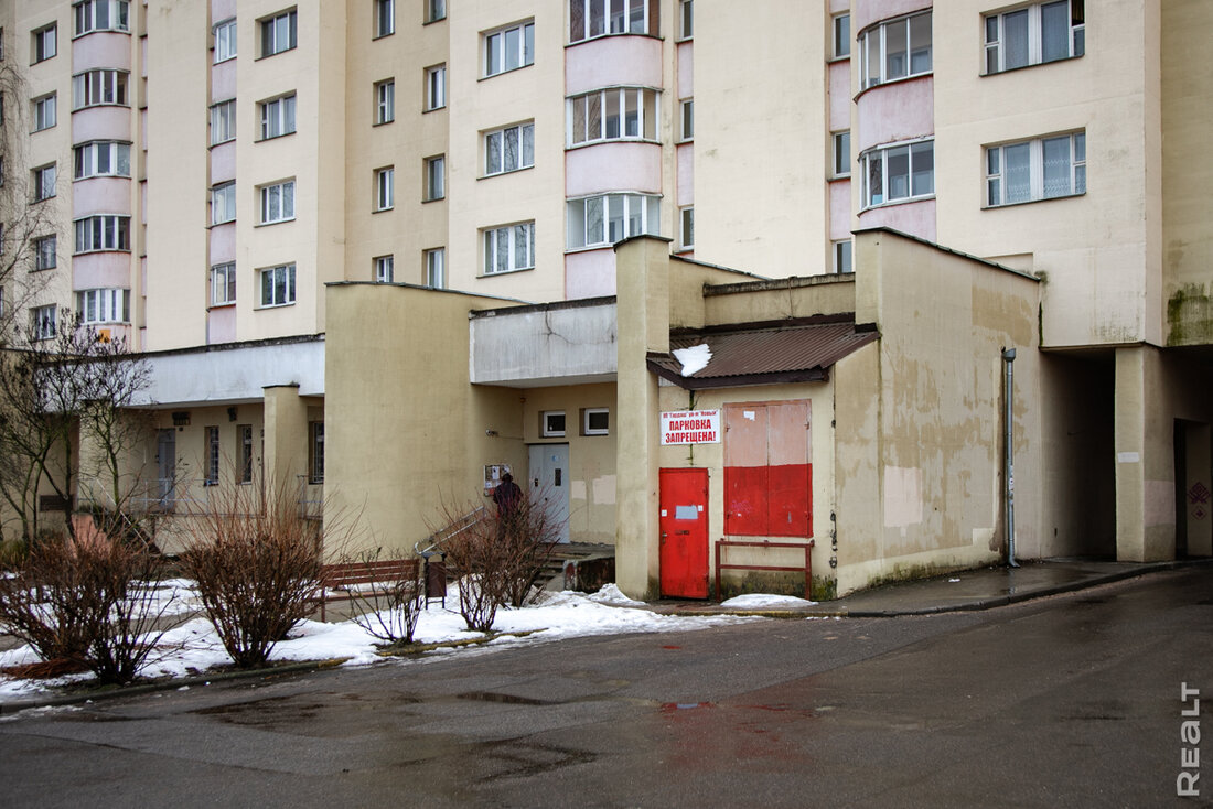 "Сюда заселяли элиту и интеллигенцию". Как живется в том самом "Красном доме" в Минске