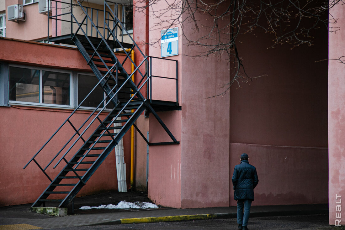 "Сюда заселяли элиту и интеллигенцию". Как живется в том самом "Красном доме" в Минске