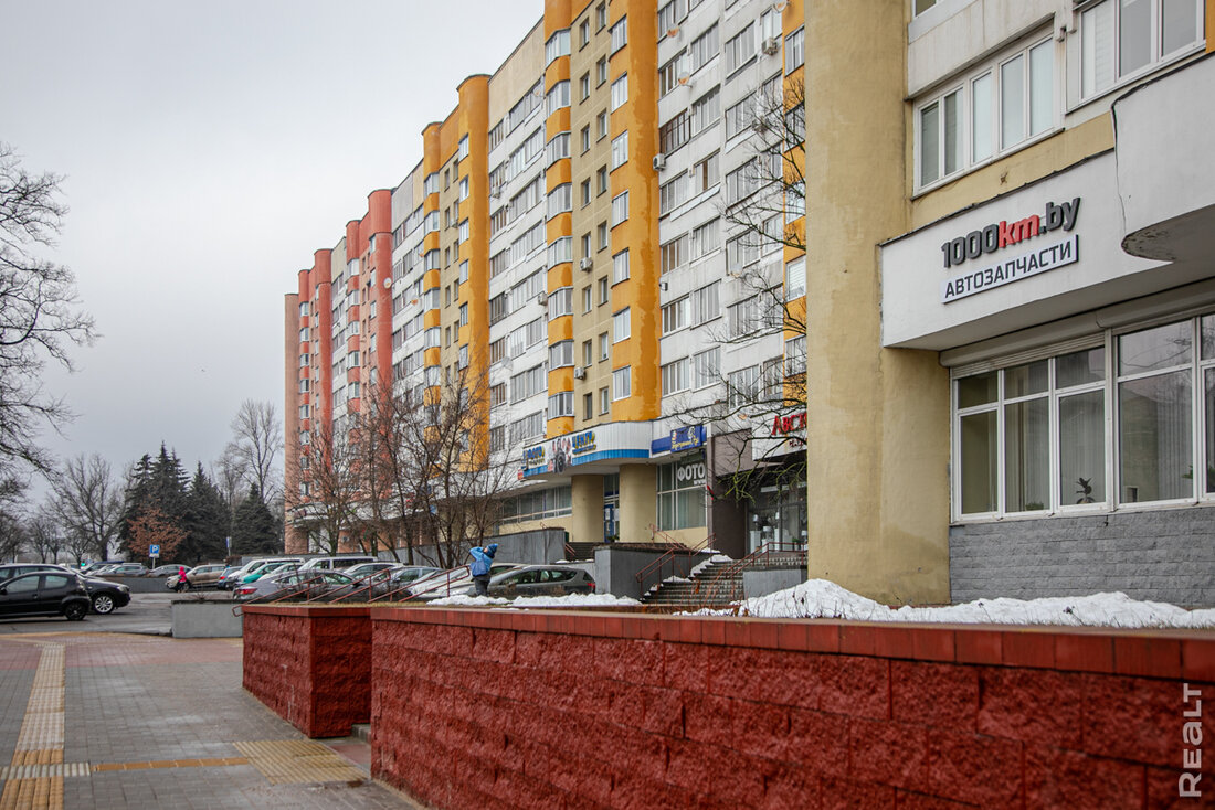 "Сюда заселяли элиту и интеллигенцию". Как живется в том самом "Красном доме" в Минске