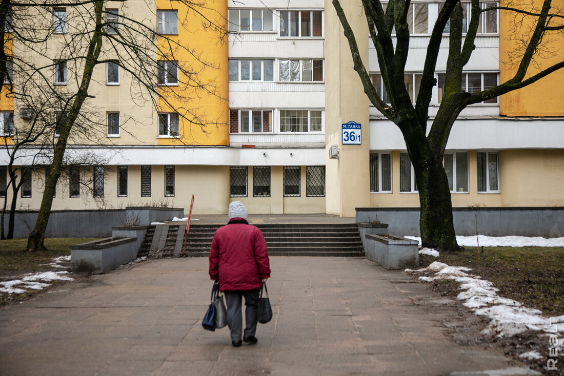 "Сюда заселяли элиту и интеллигенцию". Как живется в том самом "Красном доме" в Минске