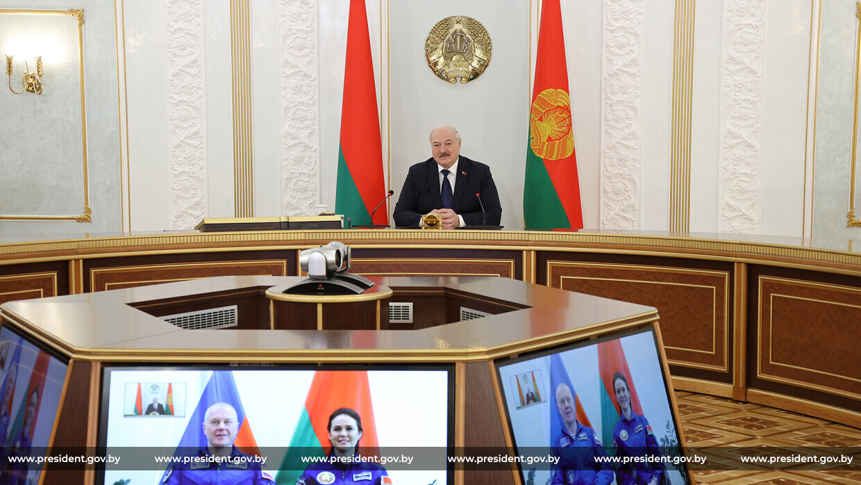 Лукашенко пообщался с космонавтами Василевской и Новицким накануне их полета на МКС