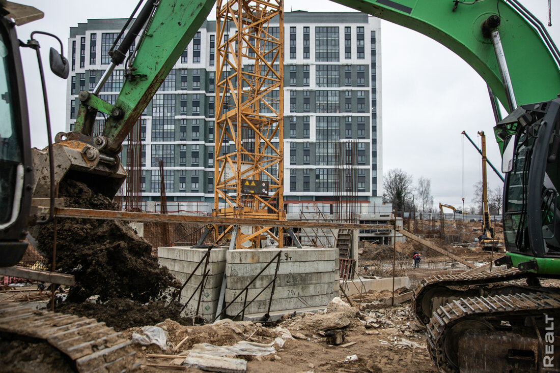 «Осталось три дома под отселение». Побывали на стройке многострадального ЖК «Смарт»
