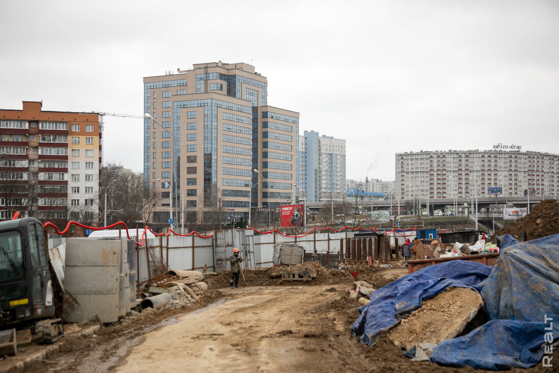 «Осталось три дома под отселение». Побывали на стройке многострадального ЖК «Смарт»