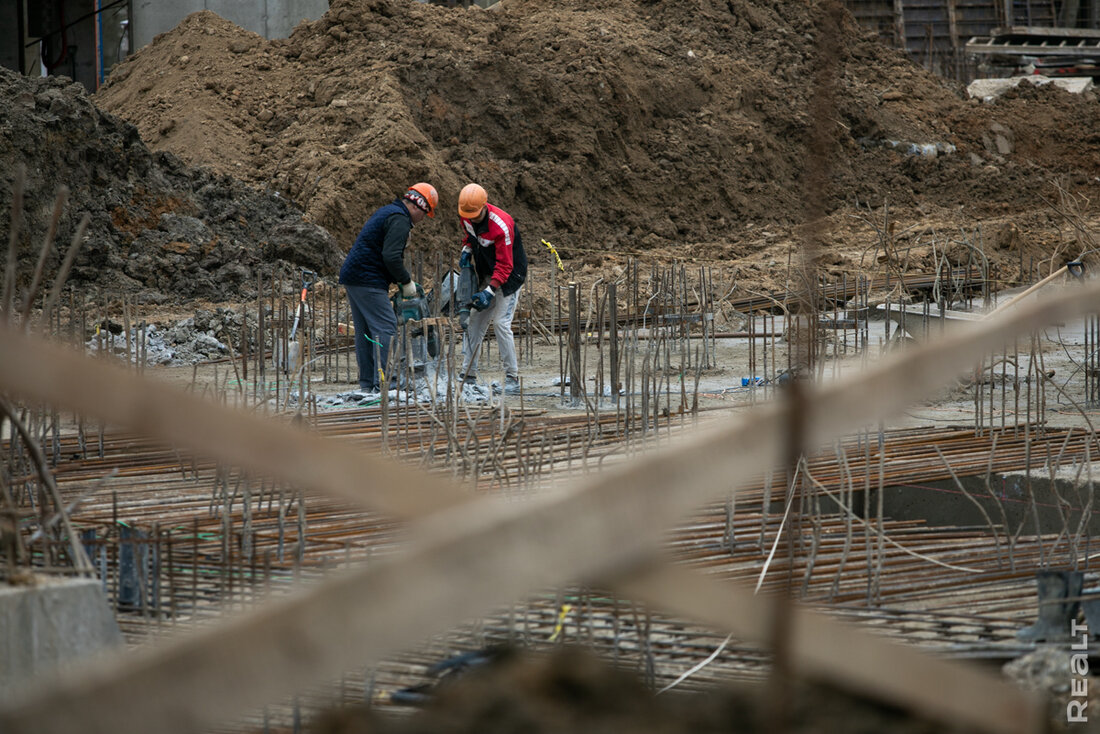 «Осталось три дома под отселение». Побывали на стройке многострадального ЖК «Смарт»