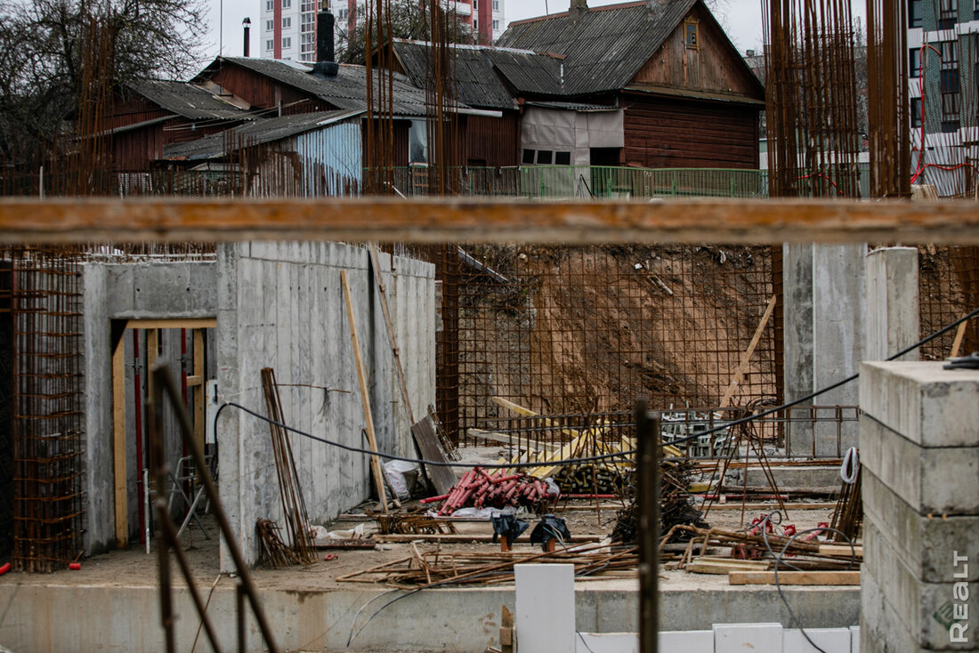 «Осталось три дома под отселение». Побывали на стройке многострадального ЖК «Смарт»