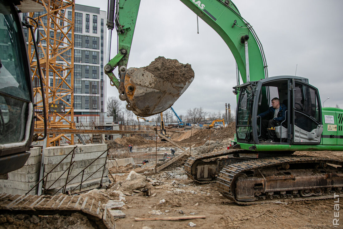 «Осталось три дома под отселение». Побывали на стройке многострадального ЖК «Смарт»
