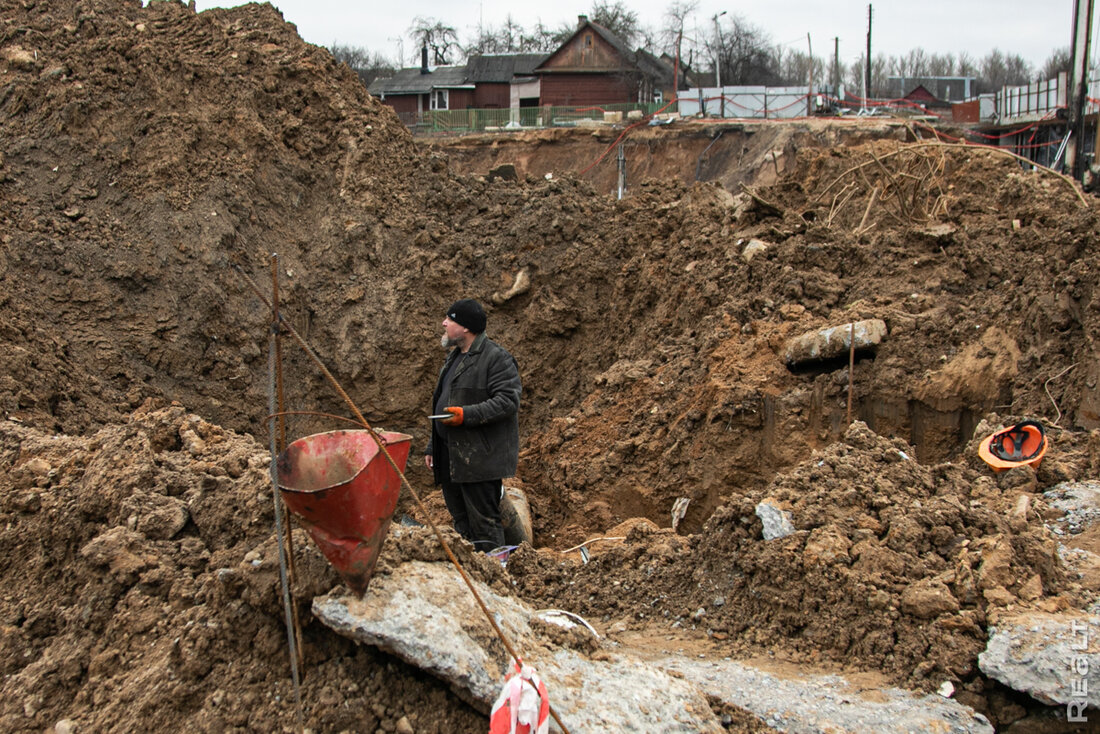 «Осталось три дома под отселение». Побывали на стройке многострадального ЖК «Смарт»