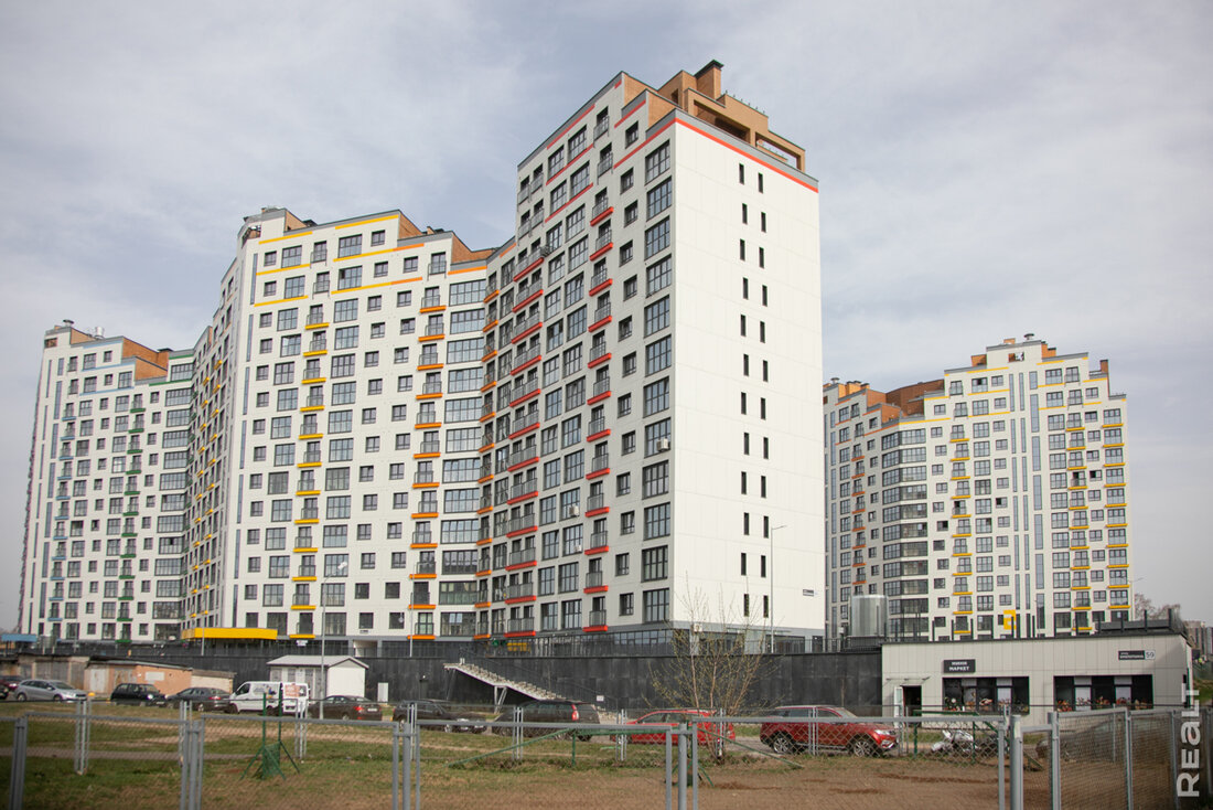 Метр без отделки доходит до 3300 долларов. Посмотрели, как строится и обживается «Фарфоровый»