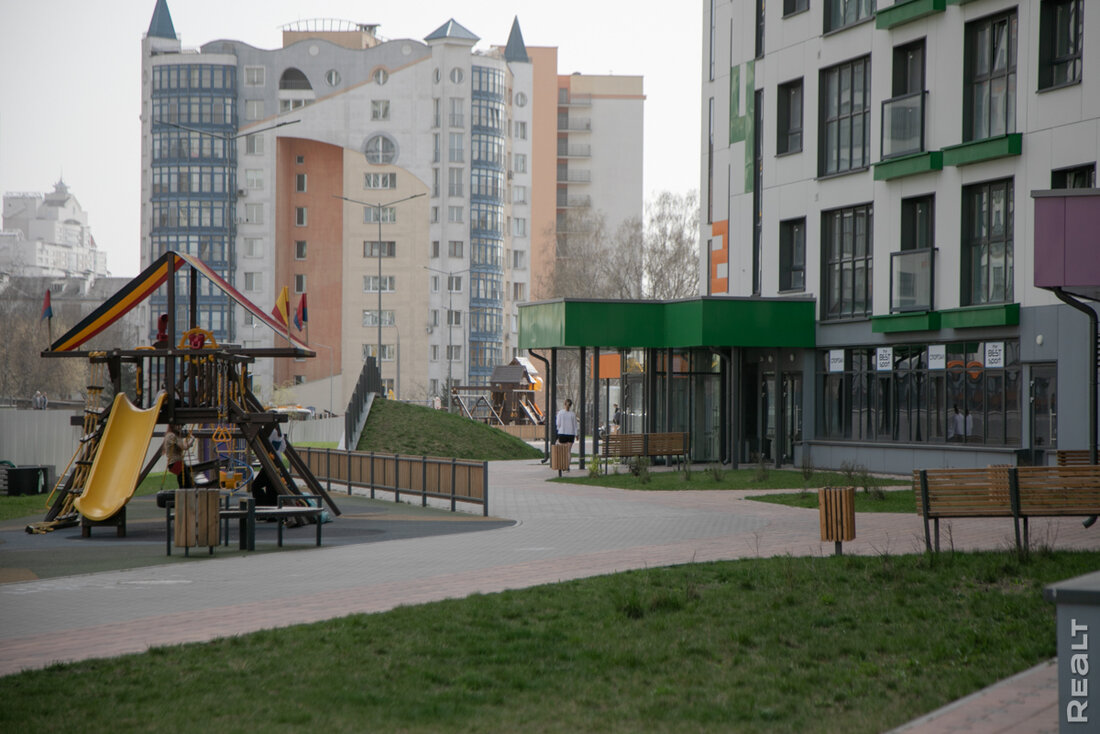 Метр без отделки доходит до 3300 долларов. Посмотрели, как строится и обживается «Фарфоровый»