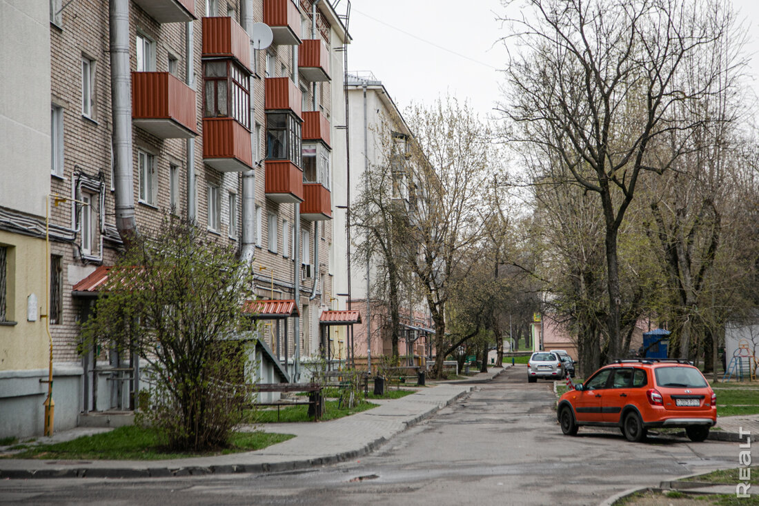 «Это зеленый рай почти в центре Минска». Как живется в хрущевках на бульваре Шевченко