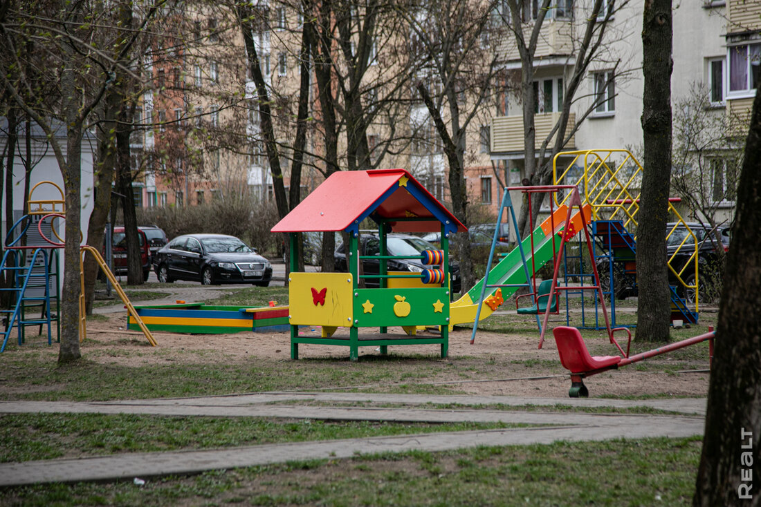 «Это зеленый рай почти в центре Минска». Как живется в хрущевках на бульваре Шевченко