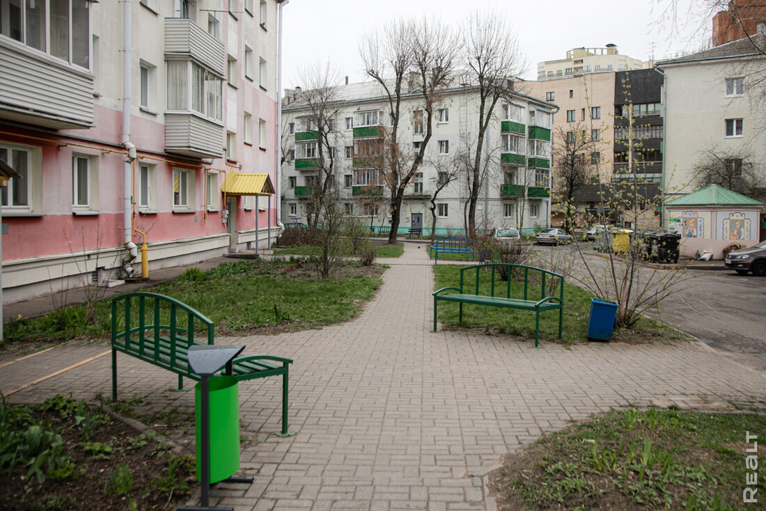 «Это зеленый рай почти в центре Минска». Как живется в хрущевках на бульваре Шевченко