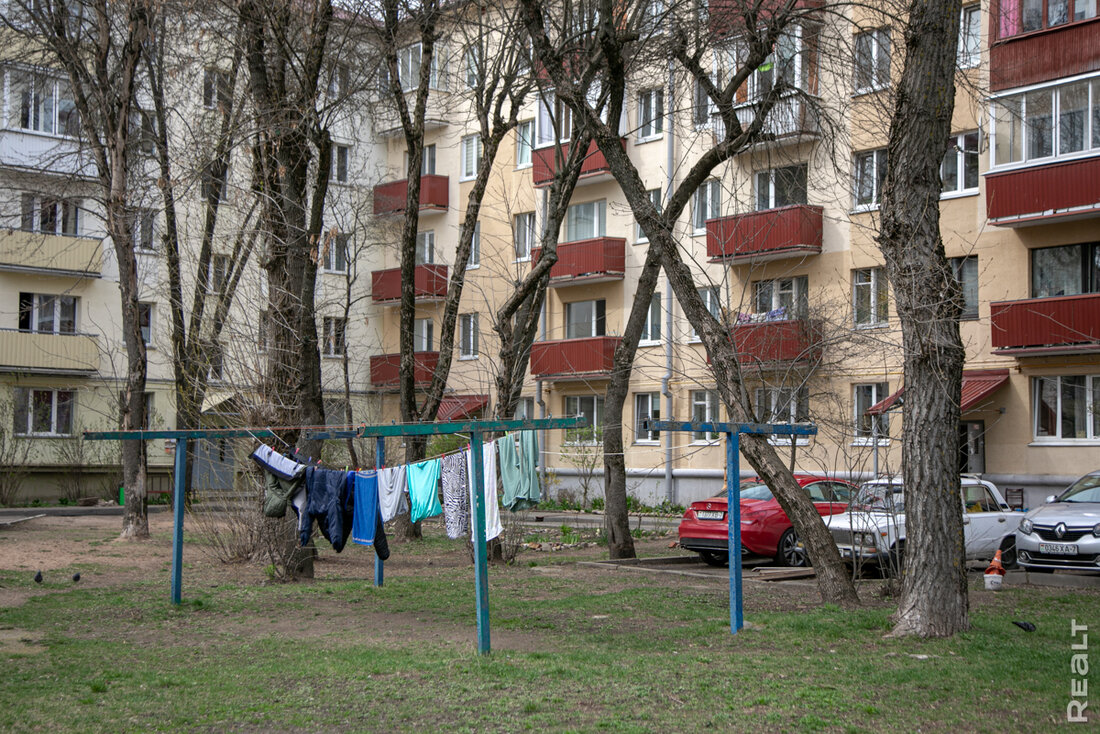 «Это зеленый рай почти в центре Минска». Как живется в хрущевках на бульваре Шевченко