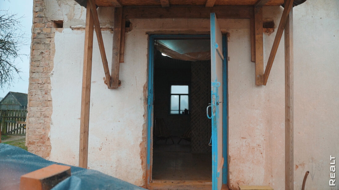 "Мы хотим тут жить". Как молодая семья восстанавливает сразу два старых дома в деревне