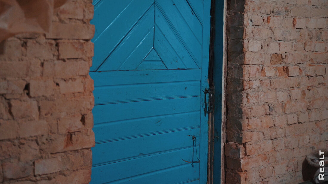 "Мы хотим тут жить". Как молодая семья восстанавливает сразу два старых дома в деревне