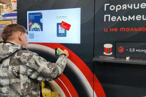 Пельмени, живые крабы, люксовые духи и даже авто: что можно купить в самых необычных вендинговых автоматах со всего мира