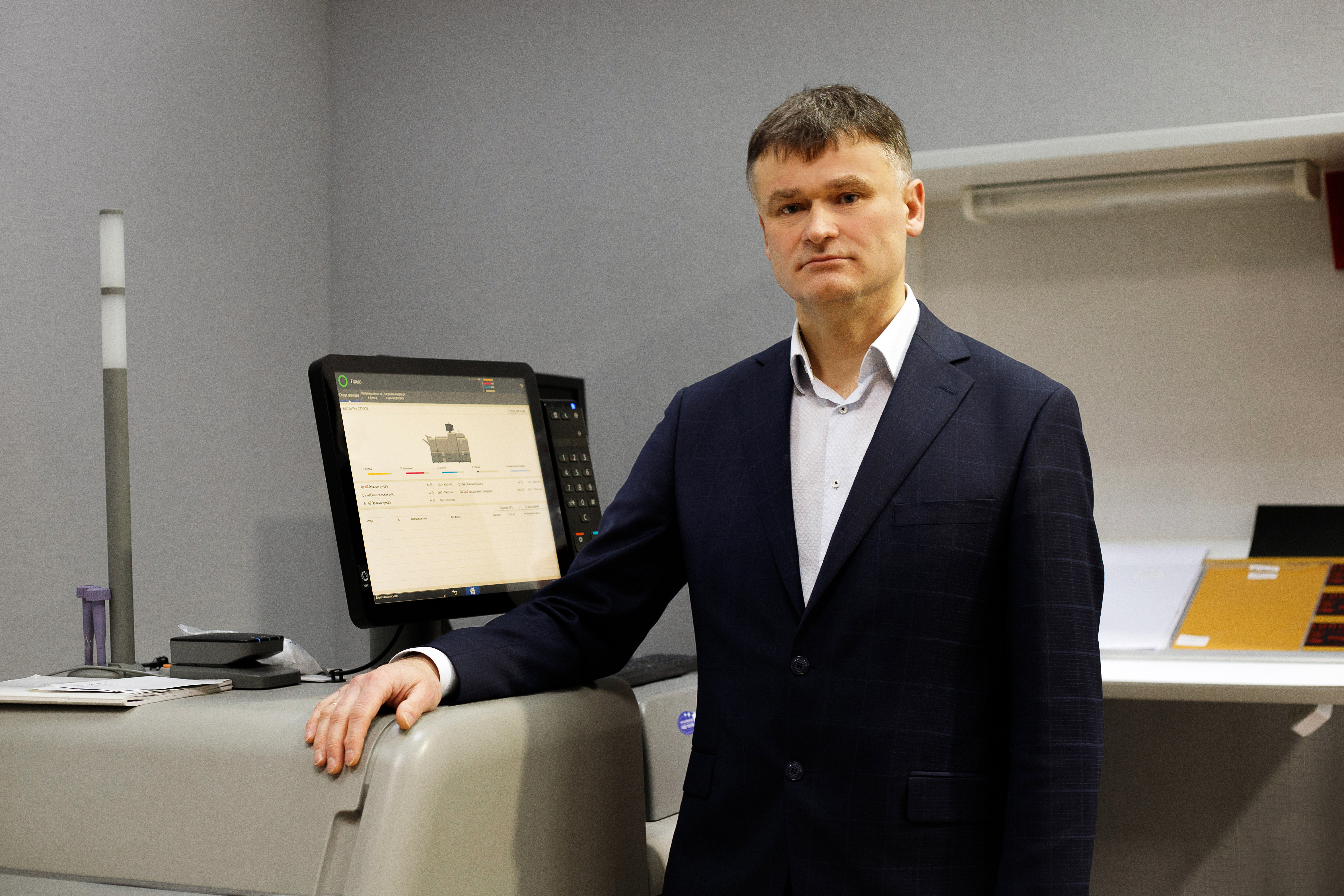 «Люди хотят быстро, мало и красиво». Что происходит на рынке полиграфии после санкций и прихода ИИ