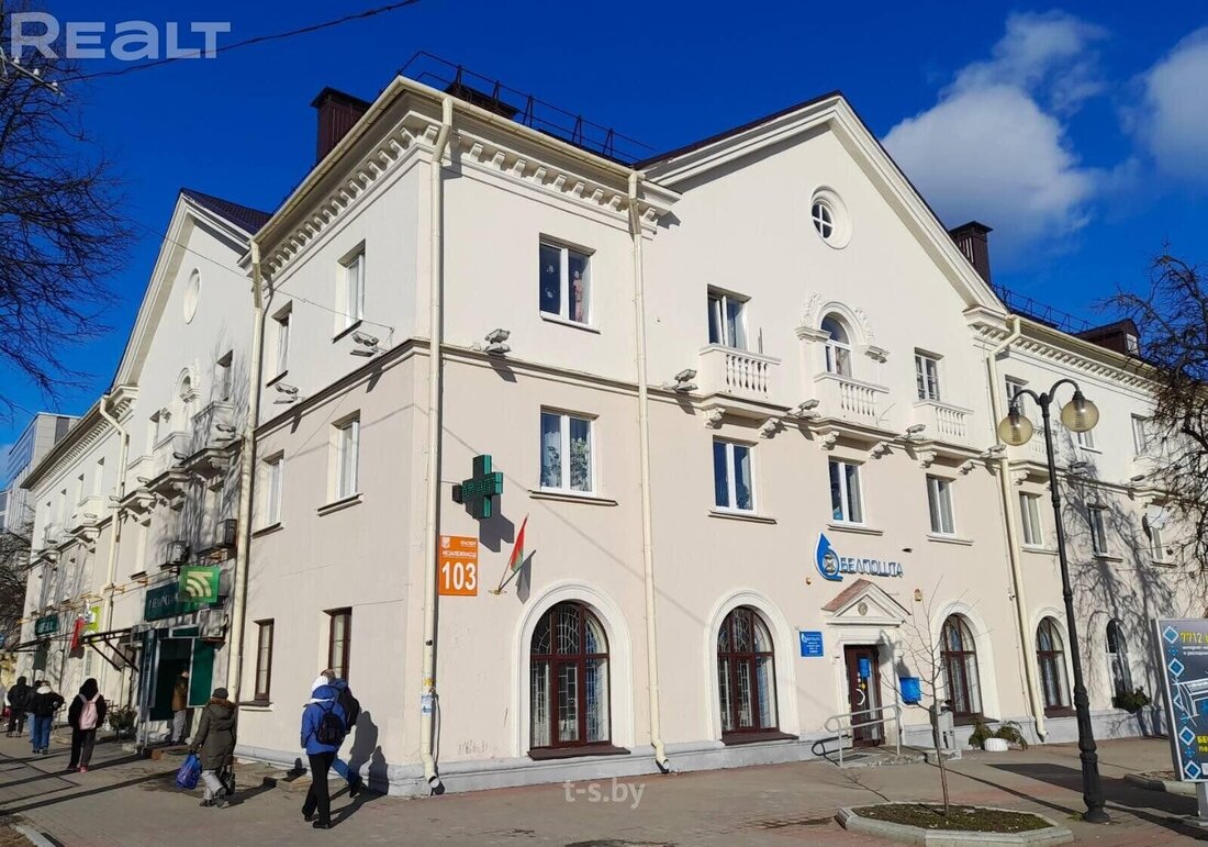 В центре Минска сохранились дома, как с советской открытки. Посмотрели, что тут сейчас продается