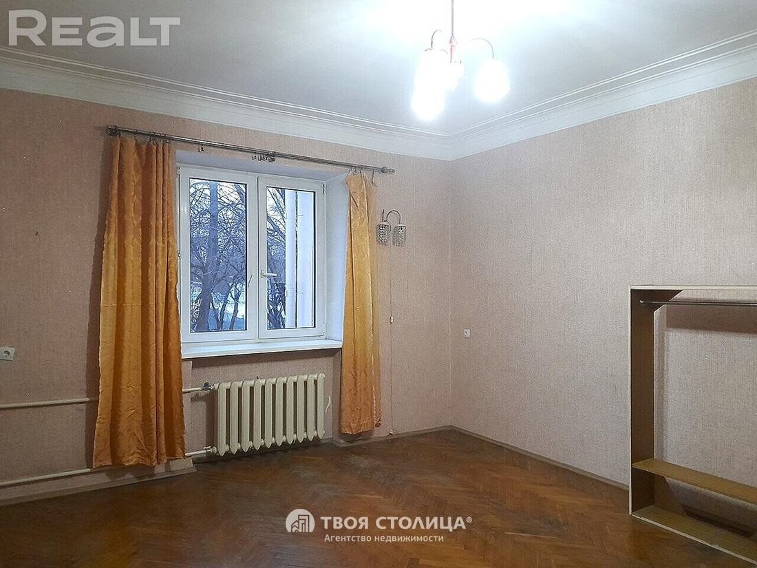 В центре Минска сохранились дома, как с советской открытки. Посмотрели, что тут сейчас продается