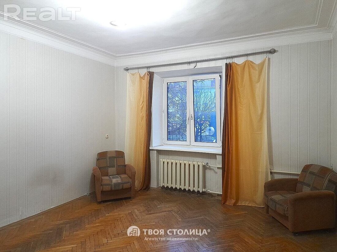 В центре Минска сохранились дома, как с советской открытки. Посмотрели, что тут сейчас продается