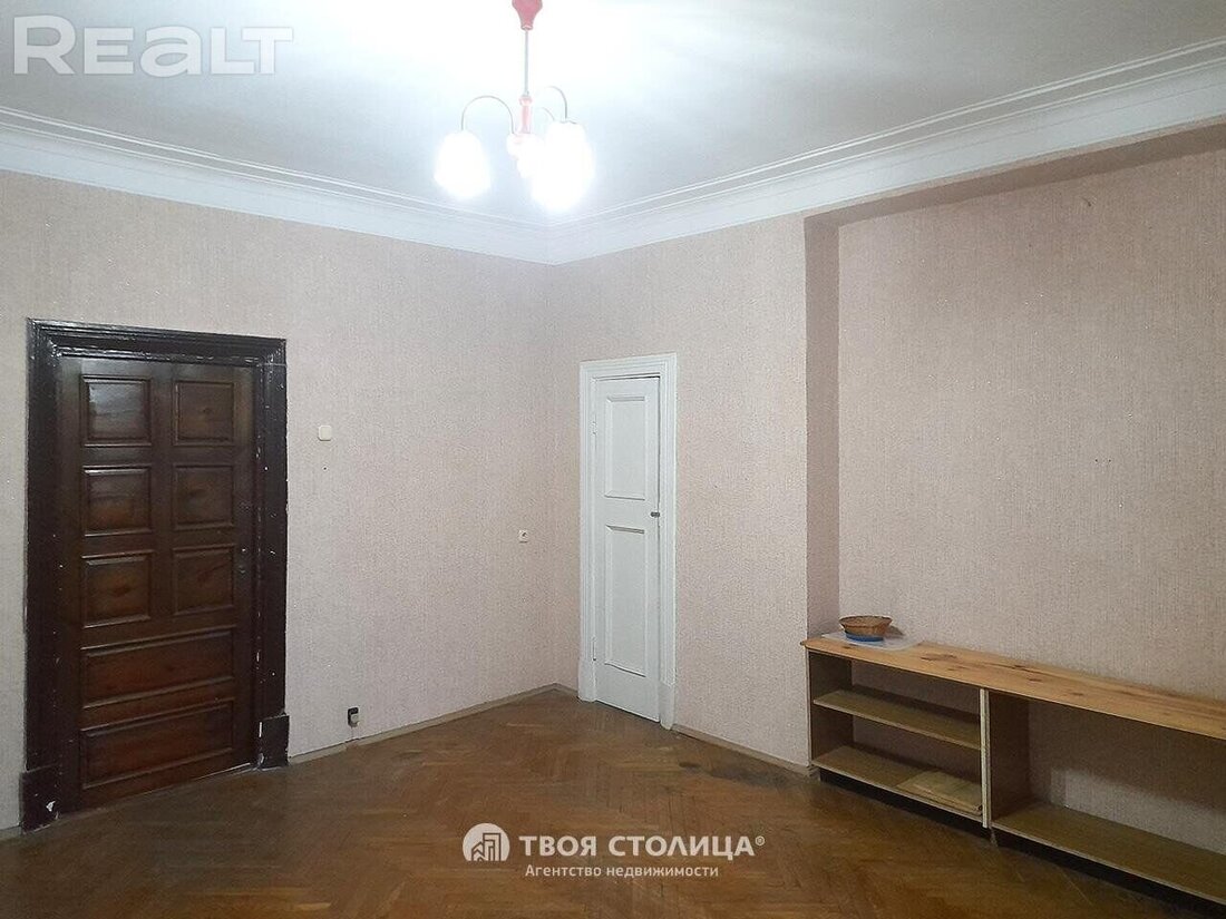 В центре Минска сохранились дома, как с советской открытки. Посмотрели, что тут сейчас продается