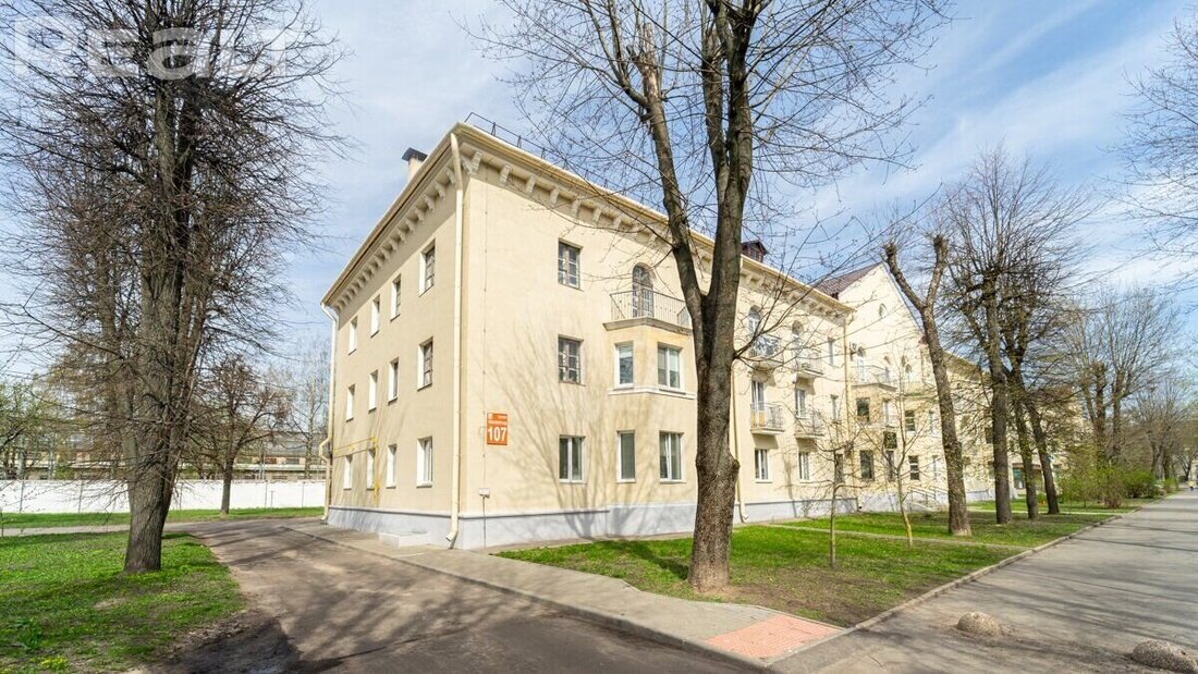 В центре Минска сохранились дома, как с советской открытки. Посмотрели, что тут сейчас продается