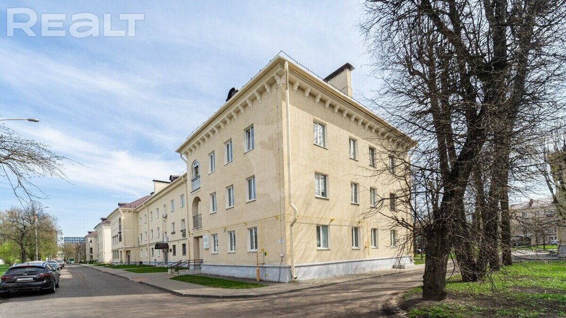 В центре Минска сохранились дома, как с советской открытки. Посмотрели, что тут сейчас продается