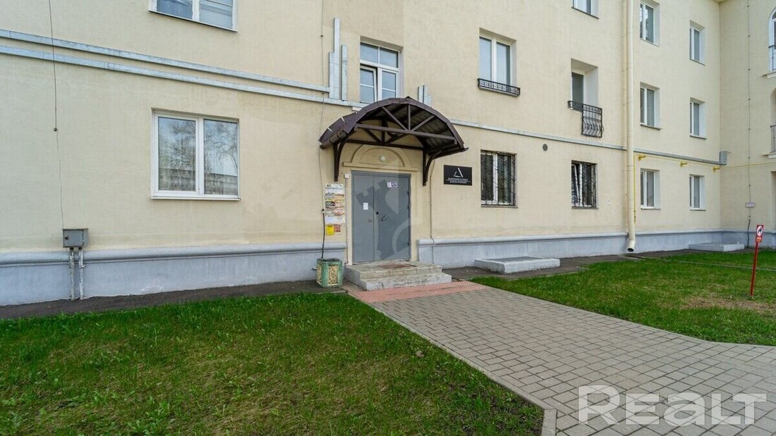 В центре Минска сохранились дома, как с советской открытки. Посмотрели, что тут сейчас продается