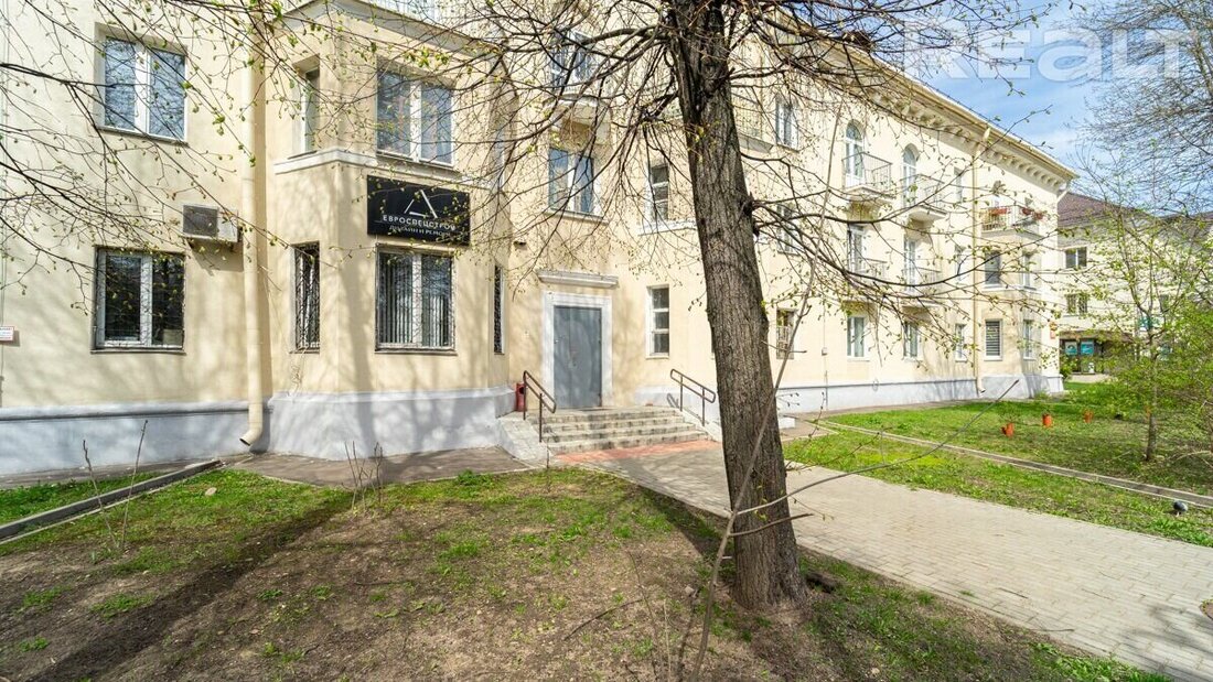 В центре Минска сохранились дома, как с советской открытки. Посмотрели, что тут сейчас продается