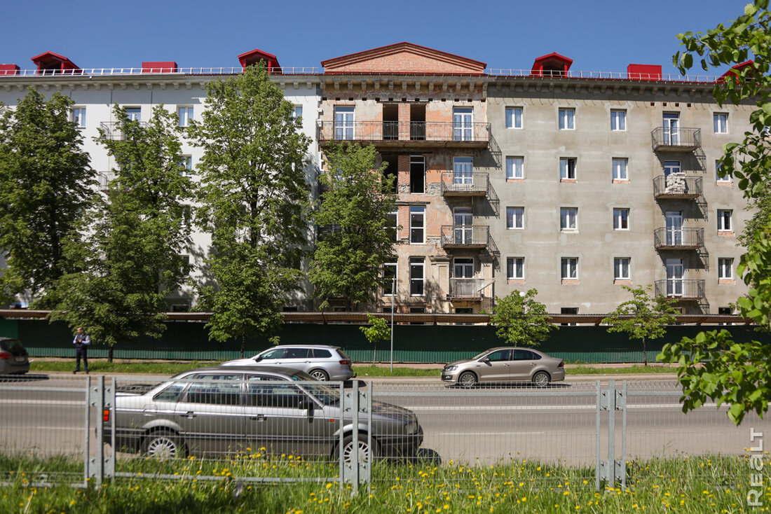 Новые балконы и отсутствие лифтов. Посмотрели, как поживает минская общага, которую переделывают в жилой дом