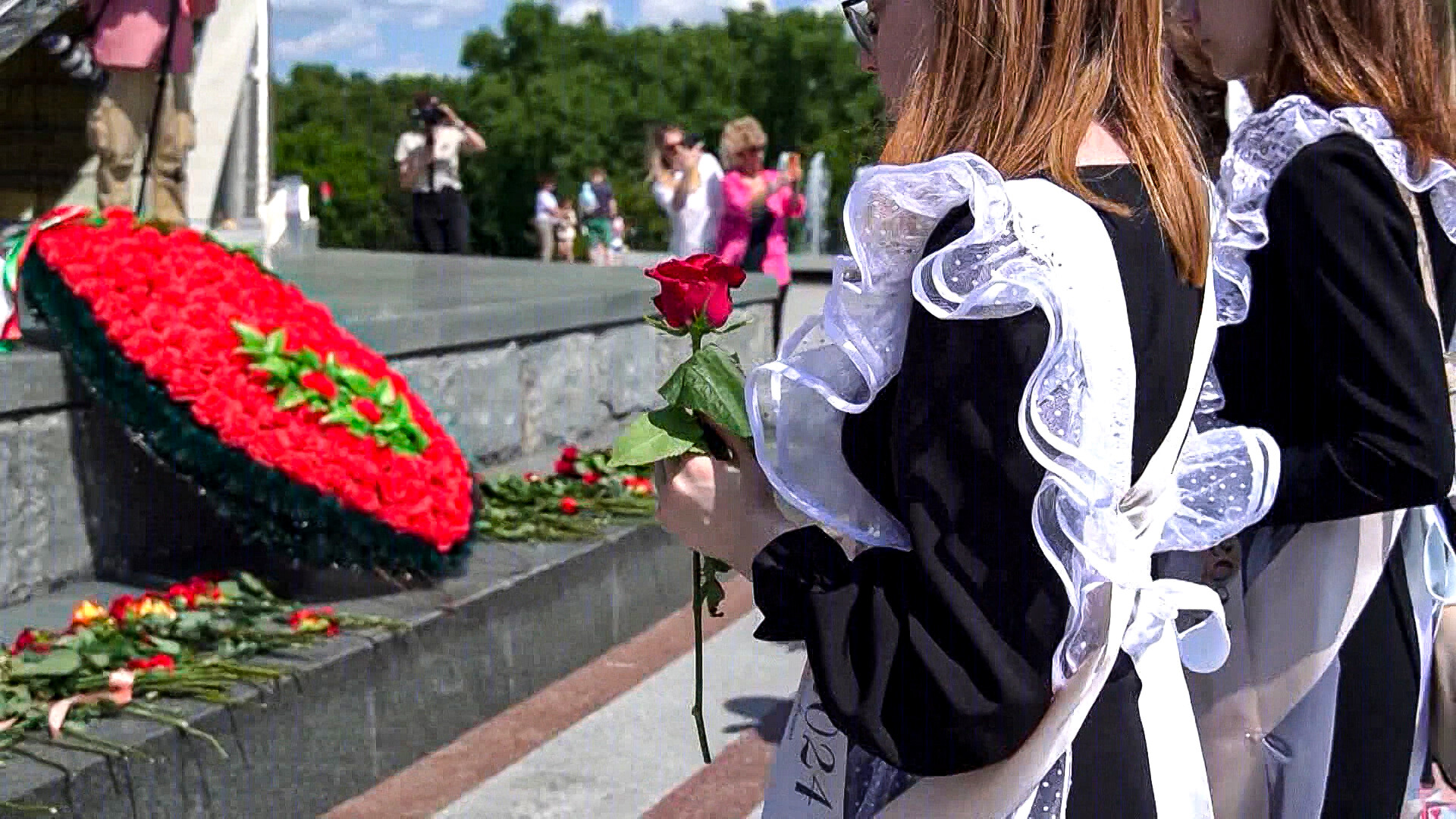 Последний звонок в Беларуси: выпускники возложили цветы к мемориалам