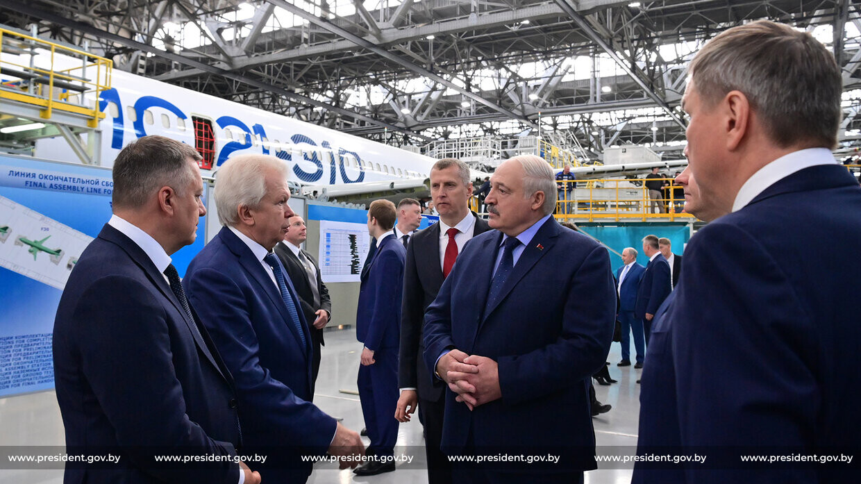 Лукашенко посетил Иркутский авиационный завод